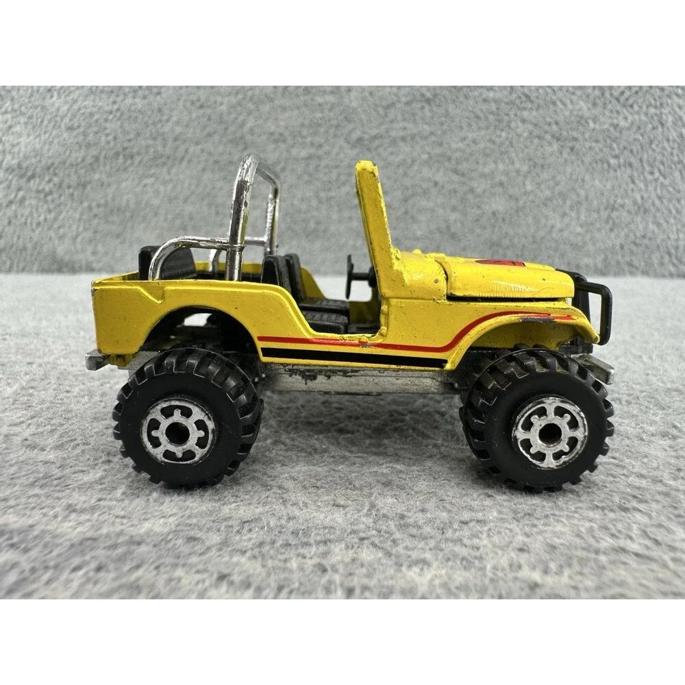 ROAD CHAMPS Vintage 1982 4x4 Coyotes CJ-7 Yellow w/Red Hood Eagle Jeep